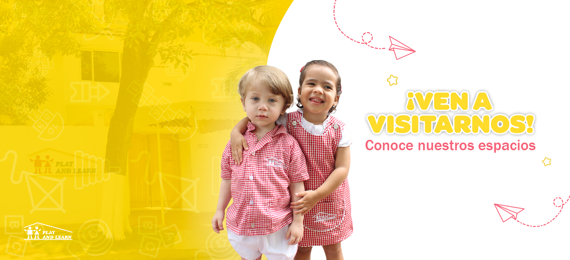 Niños sonrientes en uniforme a cuadros rojos